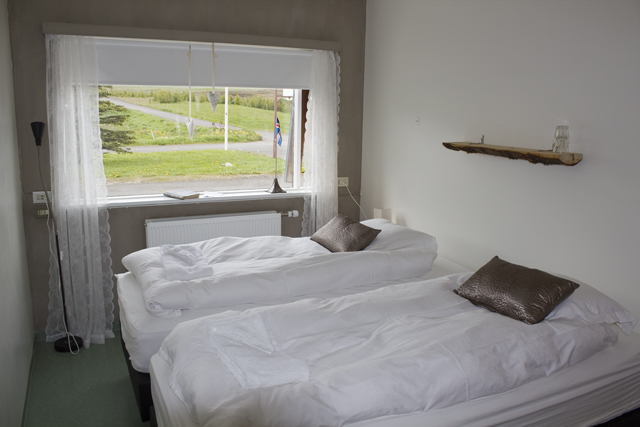 2011-07-01_14-44-29 island.jpg - Unser spartanisches Zimmer im Skjaldarvik Guesthouse nrdlich von Akureyri